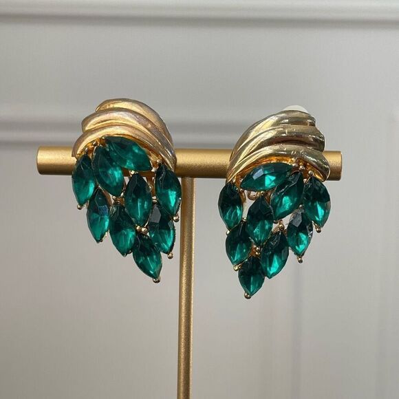 Vintage Unsigned Green Rhinestone Gold Tone Large Clip On Earrings - Picture 3 of 8